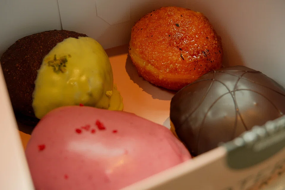 Premium donut krim kastard beperisa creme brulee, pistachio dan macam-macam lagi.