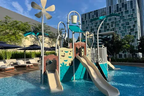 Kolam renang kanak-kanak dilengkapi taman permainan.