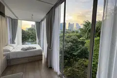 Suasana Garden Pod sangat estetik dengan tingkap daripada lantai ke siling, yang membolehkan cahaya matahari semula jadi masuk dan menyinari ruang bilik.