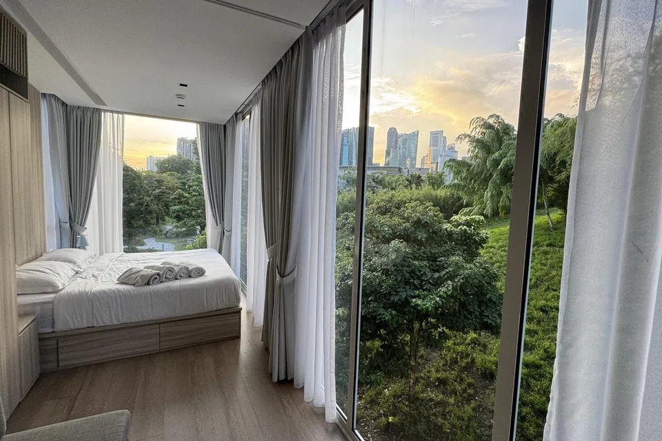 Suasana Garden Pod sangat estetik dengan tingkap daripada lantai ke siling, yang membolehkan cahaya matahari semula jadi masuk dan menyinari ruang bilik.