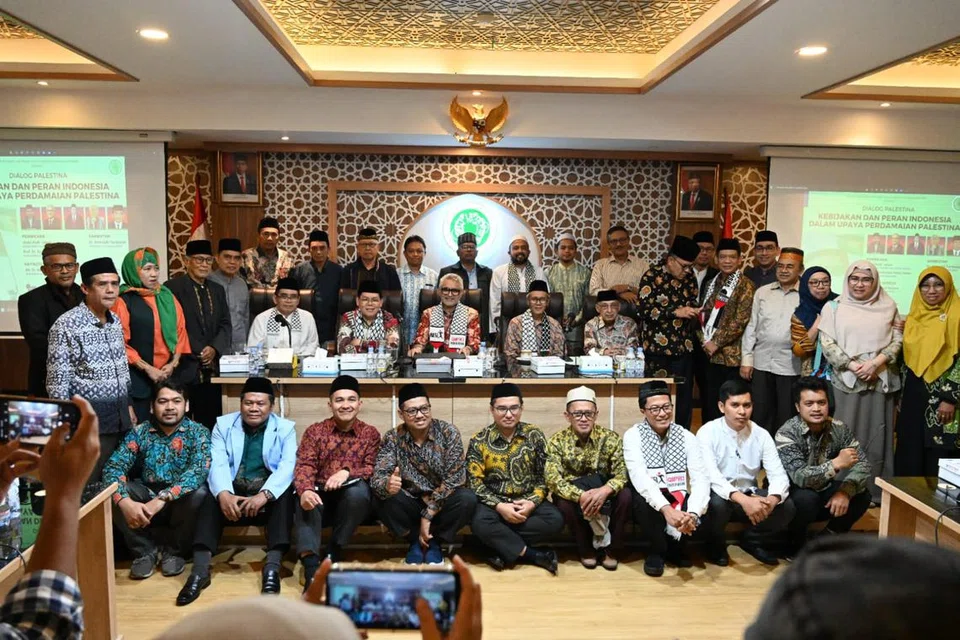 Majlis Ulama Indonesia (MUI) mengadakan, ‘‘Dialog Palestin: Kebijakan dan Peranan Indonesia dalam Upaya Perdamaian Palestin’’, pada 18 Julai sedang Ketua Bidang Fatwa, Profesor Muhammad Asrorun Ni’am Sholeh, mengesahkan tindakan menggantung dua anggota majlis ugama itu tetapi belum memberikan butiran lanjut mengenainya.