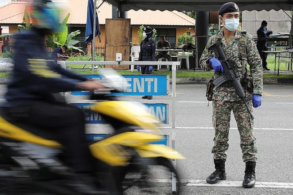 KESELAMATAN DIPERTINGKAT: Seorang askar menjalankan tugas di sekatan jalan raya yang dilaksanakan di Kuala Lumpur. - Foto REUTERS 