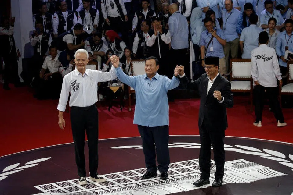 
Encik Ganjar Pranowo (paling kiri), calon presiden Parti Demokrasi Indonesia Perjuangan (PDI-P) bersama calon yang lain, Encik Prabowo Subianto (tengah) dari parti Gerindra, dan Encik Anies Baswedan. Suruhanjaya pilihan raya negara itu secara rasmi mengumumkan Encik Prabowo sebagai pemenang pilihan raya presiden di ibu pejabat Suruhanjaya Pilihan Raya Umum (KPU) di Jakarta, pada 24 April. PDI-P pula mendahului pilihan raya perundangan tetapi tewas di pilihan raya presiden selepas calonnya, Encik Ganjar Pranowo menduduki tempat ketiga.
