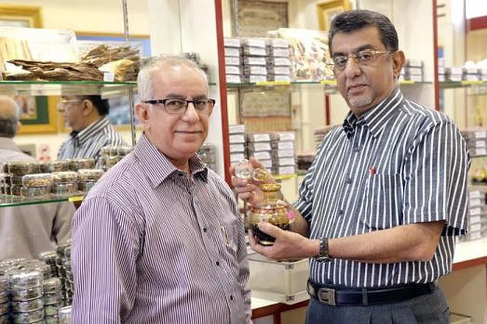 PERNIAGAAN WARISAN: Syed Hasan Abdullah Aljunied (kiri) dan Syed Ahmad Abdullah Aljunied menjadi generasi ketiga yang meneruskan perniagaan yang diasaskan datuk mereka. - Foto KHALID BABA