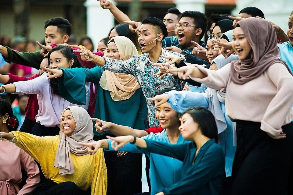 BERJATI DIRI, TERBANG TINGGI: Persembahan drama yang dijayakan para pelajar Politeknik Nanyang (NYP) dan Politeknik Ngee Ann (NP) semasa Rentak Budaya 2019 yang diadakan pada Mac tahun lalu, mengingatkan penonton agar terus berpegang pada nilai dan adab Melayu sambil kita maju sebagai sebuah masyarakat. - Foto fail