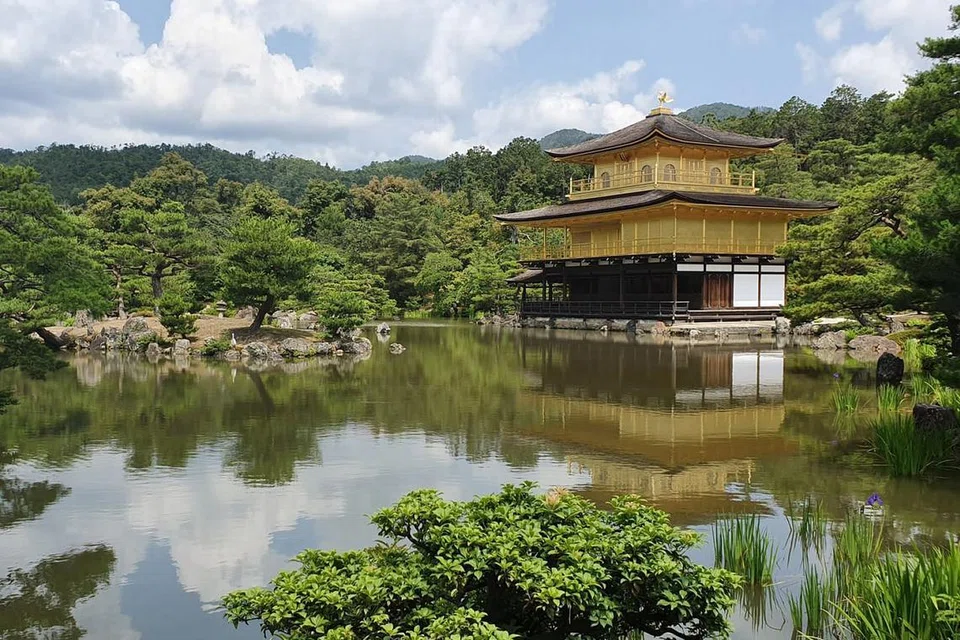 WARISAN DUNIA: Kuil Kinkakuji, sebuah kuil zen Buddha, yang dindingnya disaluti dedaun emas, adalah antara beberapa bangunan bersejarah yang diwartakan sebagai tapak warisan dunia Unesco di Kyoto, Jepun. - Foto BH oleh NAZRY MOKHTAR