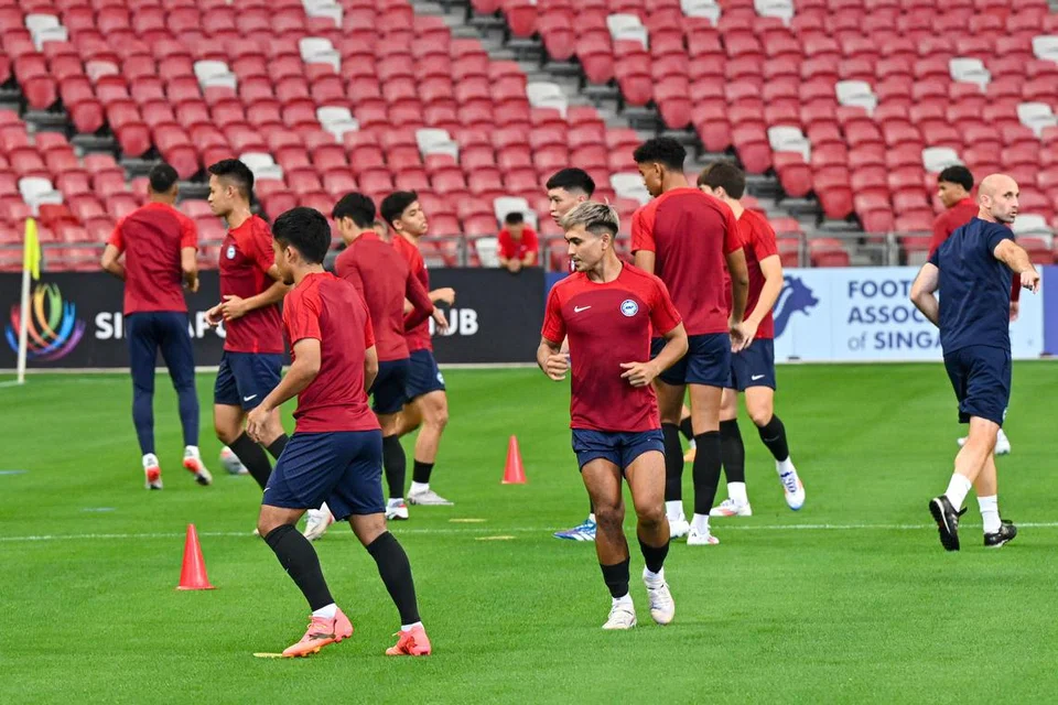 Skuad Singa berlatih dengan penuh fokus, dengan Taufik Suparno (empat dari kanan) dari Tampines Rovers disertakan dalam skuad Singa.