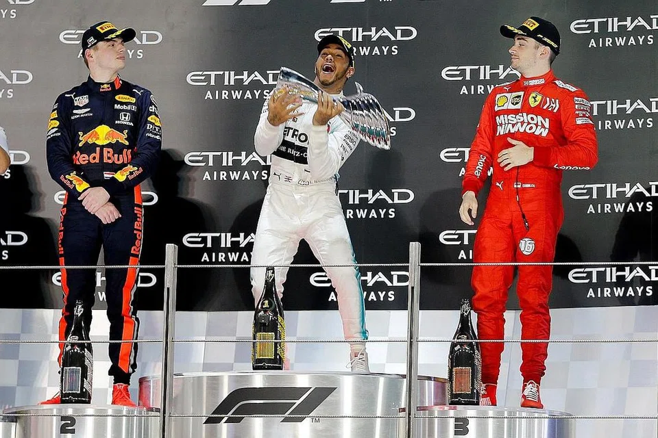 PERSAINGAN LEBIH SENGIT DIJANGKA: Hamilton (tengah), Leclerc (kanan) dan Max Verstappen (kiri) berdiri menghadapi kamera selepas perlumbaan di litar Yas Marina di Abu Dhabi tahun lalu lalu. Hamilton menjuarai perlumbaan itu, sementara Leclerc mendapat gelaran naib juara. Ketiga-tiga mereka dijangka bersaing sengit bagi kejuaraan musim 2020. - Foto REUTERS