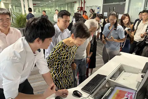 DIBERI TAKLIMAT: Menteri Kemampanan dan Sekitaran, Cik Grace Fu melawat pejabat Khidmat Kaji Cuaca Singapura yang terletak di Lapangan Terbang Changi ketika pelancaran Panduan Tekanan Haba pada Isnin.