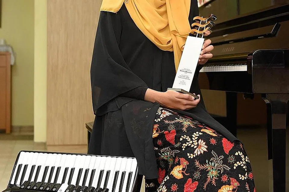 JADI INSPIRASI: Cik Syafiqah 'Adha Mohamed Sallehin, graduan Melayu pertama Konservatori Muzik Yong Siew Toh (YSTCM) di Universiti Nasional Singapura (NUS) menerima Anugerah Jauhari Inspirasi tahun ini. Beliau mahu terus menaikkan lagi muzik Melayu tradisional di Singapura dan memupuk bakat-bakat baru yang ada. - Foto BH oleh SYAZA NISRINA