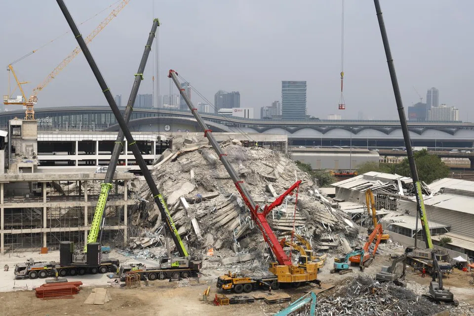 Di Bangkok, Thailand, bangunan turut roboh selepas berlakunya gempa bumi, menyebabkan pasukan pekerja penyelamat ligat mencari mangsa secepatnya.