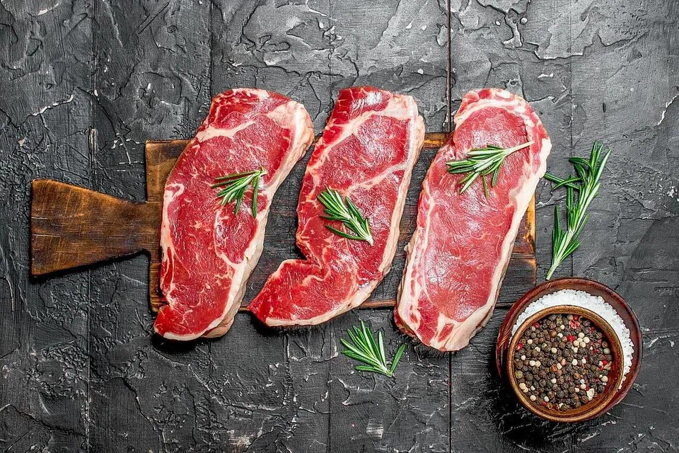DAGING PREMIUM: Potongan stik striploin. - Foto AL-MASYUR 
