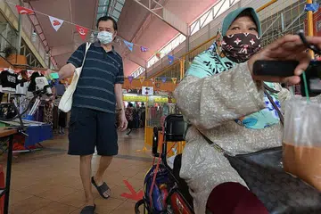 TIDAK SESAK: Pasar Chong Pang dibuka semula semalam setelah ditutup selama dua minggu untuk menjalani kerja pembersihan dan pembasmian kuman. - Foto BH oleh NG SOR LUAN