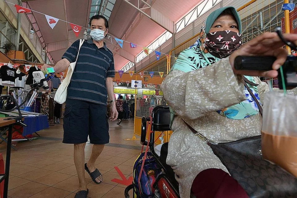 TIDAK SESAK: Pasar Chong Pang dibuka semula semalam setelah ditutup selama dua minggu untuk menjalani kerja pembersihan dan pembasmian kuman. - Foto BH oleh NG SOR LUAN