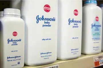 Johnson & Johnson (J&J) berdepan saman daripada lebih 67,000 penuntut yang mendakwa mereka menghidap barah selepas menggunakan bedak bayi dan produk talkum syarikat itu.