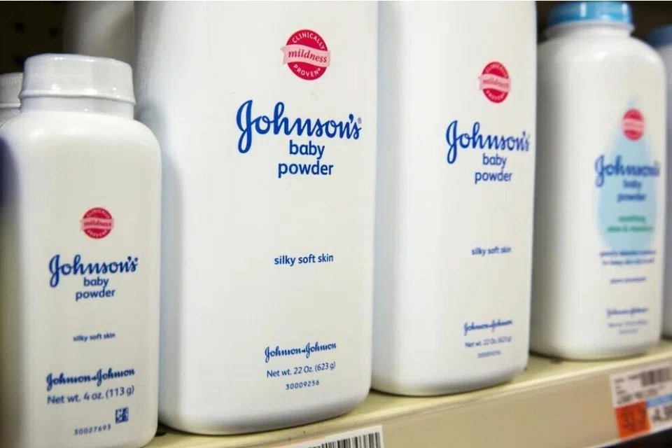 Johnson & Johnson (J&J) berdepan saman daripada lebih 67,000 penuntut yang mendakwa mereka menghidap barah selepas menggunakan bedak bayi dan produk talkum syarikat itu.