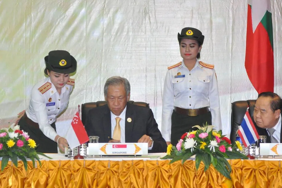 MESYUARAT MENTERI PERTAHANAN ASEAN: Dr Ng (dua dari kiri) merupakan antara Menteri Pertahanan Asean yang menandatangani satu perisytiharan bersama di ADMM yang Ke-10 di Vientiane, Laos, kelmarin. - Foto FACEBOOK NG ENG HEN