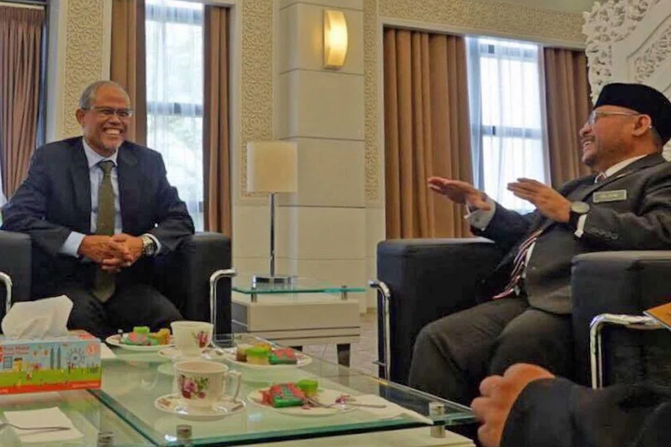 PENTINGNYA KEHARMONIAN DALAM MASYARAKAT BERBILANG AGAMA: Encik Masagos (kiri) turut berpeluang bertemu dengan Menteri Di Jabatan Perdana Menteri (Hal Ehwal Agama) Malaysia, Datuk Seri Dr Mujahid Yusof Rawa (kanan) sempena Rahat Pemimpin kededua negara kelmarin. Encik Masagos dan Dr Mujahid bersetuju mengenai peri pentingnya bagi masyarakat berbilang agama mengekalkan keharmonian dan kepercayaan dalam masyarakat berbilang agama. - Foto FACEBOOK MASAGOS ZULKIFLI MASAGOS MOHAMAD
