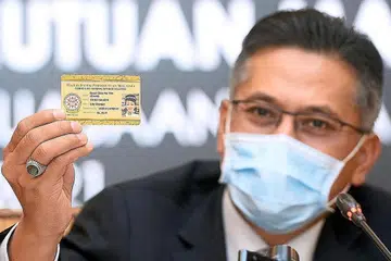 BUKTI GELARAN DATUK: Presiden Majlis Datuk Persekutuan Malaysia (MDPM), Datuk Awalan Abdul Aziz, menunjukkan kad yang akan diberikan kepada individu yang berdaftar sebagai datuk di bawah satu badan baru yang akan ditubuhkan. - Foto THE STAR