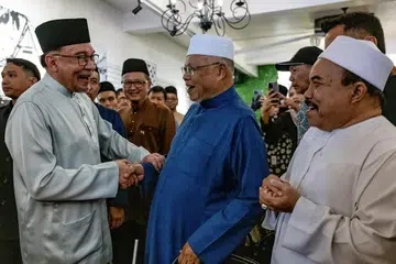 TIADA KEPERLUAN: Perdana Menteri Malaysia, Datuk Seri Anwar Ibrahim (dua dari kiri), bersama anggota jemaah di Surau Al-Kauthar, di Bandar Baru Bangi, Selangor selepas solat Jumaat pada 15 Disember. Beliau menegaskan tiada keperluan untuk meminda Perlembagaan Persekutuan kerana menyifatkan sampai bila-bila pun jawatan selaku Perdana Menteri Malaysia akan kekal diterajui orang Melayu/Islam. 