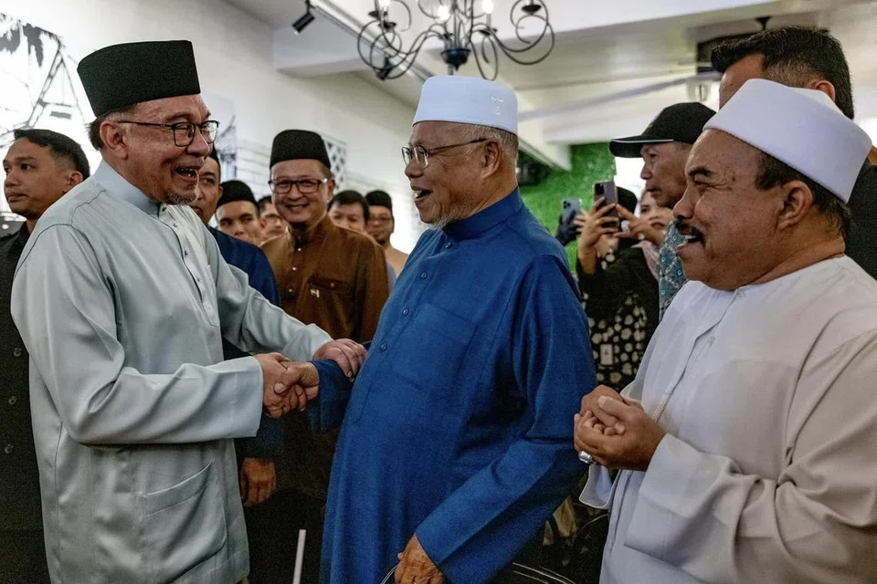 TIADA KEPERLUAN: Perdana Menteri Malaysia, Datuk Seri Anwar Ibrahim (dua dari kiri), bersama anggota jemaah di Surau Al-Kauthar, di Bandar Baru Bangi, Selangor selepas solat Jumaat pada 15 Disember. Beliau menegaskan tiada keperluan untuk meminda Perlembagaan Persekutuan kerana menyifatkan sampai bila-bila pun jawatan selaku Perdana Menteri Malaysia akan kekal diterajui orang Melayu/Islam. 