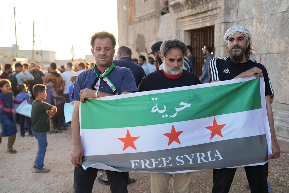 TUNTUT PEMULIHAN EKONOMI: Penunjuk perasaan mengadakan bantahan menuntut supaya segera dipulihkan keadaan ekonomi di Syria yang semakin meruncing di samping mendesak Presiden Bashar al-Assad berundur. 