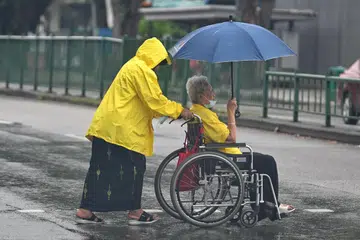 BERDIKARI: Wanita tetap tabah mengharungi apa saja rintangan demi kesejahteraan keluarga (gambar hiasan).