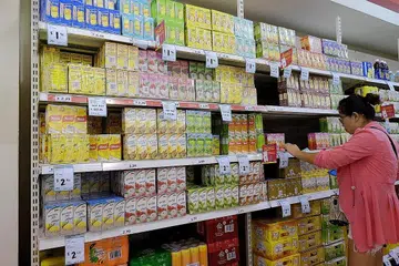PERANG KENCING MANIS: Mulai akhir 2021, semua minuman ringan berpaket yang mengandungi kadar gula atau lemak tepu yang tinggi perlu mempunyai label nutrisi dengan gred A hingga D, dengan D menandakan minuman paling kurang sihat. - Foto fail