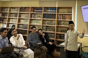 Pengarah Eksekutif Institut Pengajian Tinggi Al-Zuhri yang juga ahli Pasukan Petugas Transformasi Digital (DTT) institut itu, Ustaz Mas’udin Syarifuddin (kanan), sedang mengajar pelajar program Diploma Pengajian Islam di Institut Pengajian Tinggi Al-Zuhri. 