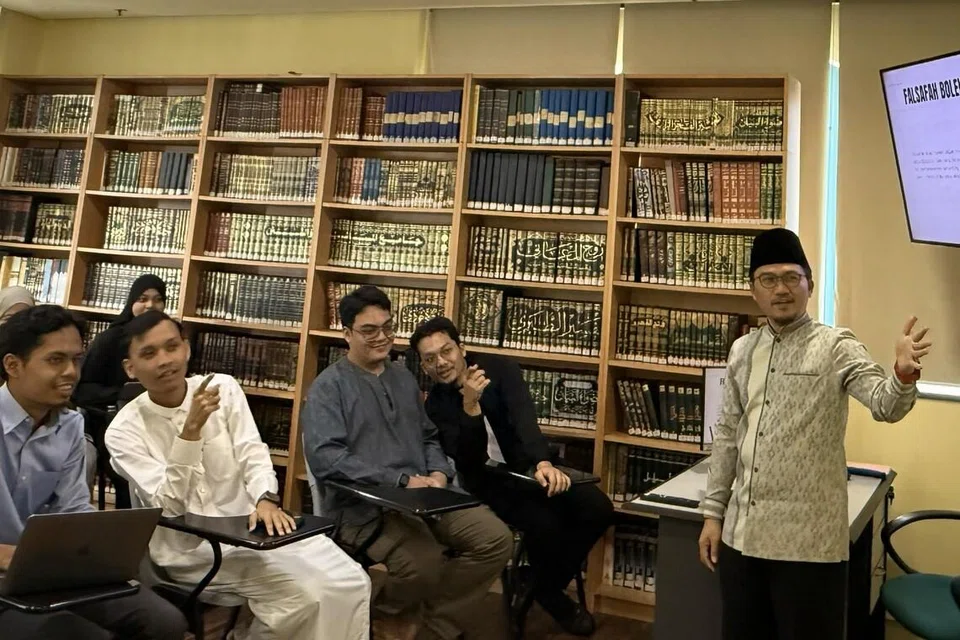 Pengarah Eksekutif Institut Pengajian Tinggi Al-Zuhri yang juga ahli Pasukan Petugas Transformasi Digital (DTT) institut itu, Ustaz Mas’udin Syarifuddin (kanan), sedang mengajar pelajar program Diploma Pengajian Islam di Institut Pengajian Tinggi Al-Zuhri. 