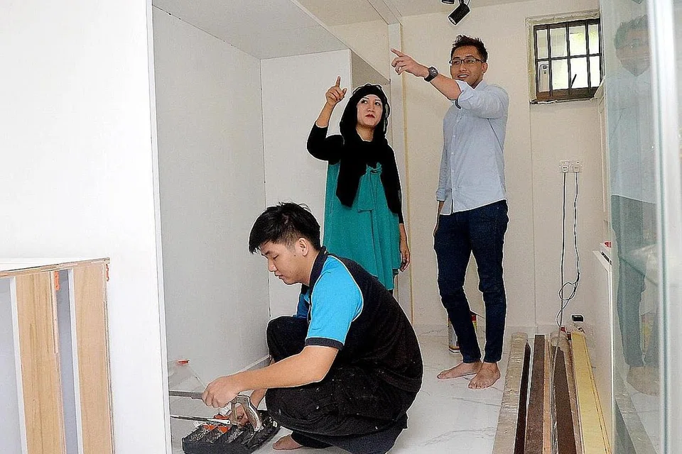 SYUKUR ADA PIHAK PRIHATIN: Cik Stevanie berbincang dengan pemilik Aart Boxx, Encik Ivan Lim, yang datang ke flatnya untuk memastikan kerja-kerja memasang kabinet dan almari dijalankan dengan sempurna. - Foto KHALID BABA