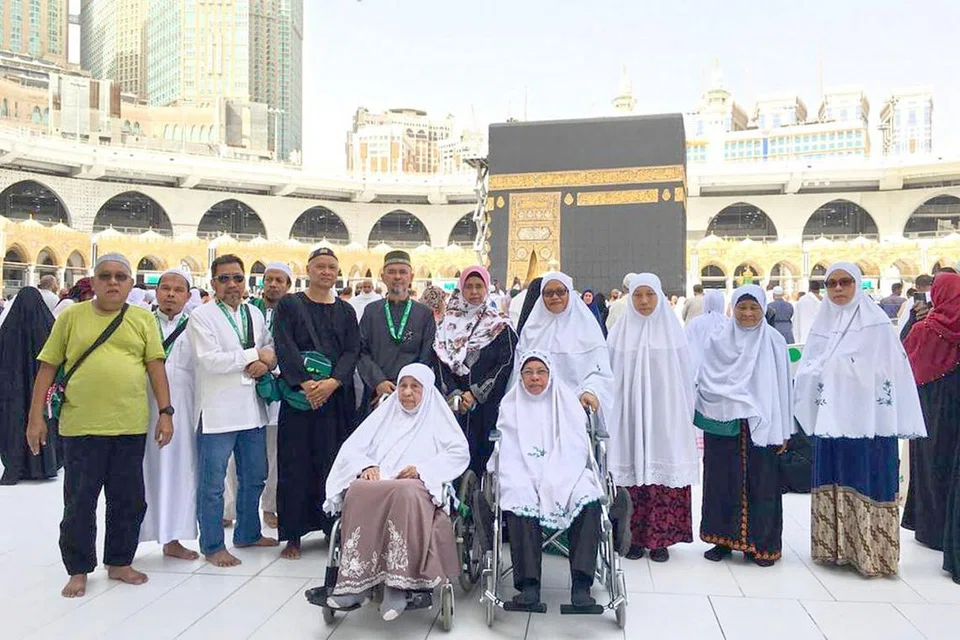 KHIDMAT TAMBAHAN TETAP DIBERI: Jemaah yang memerlukan kerusi roda akan terus mendapat perhatian ejen penjualan (GSA) yang menguruskan mereka semasa menunaikan ibadah umrah di Makkah. - Foto SHAHIDAH TRAVEL & TOURS PTE LTD