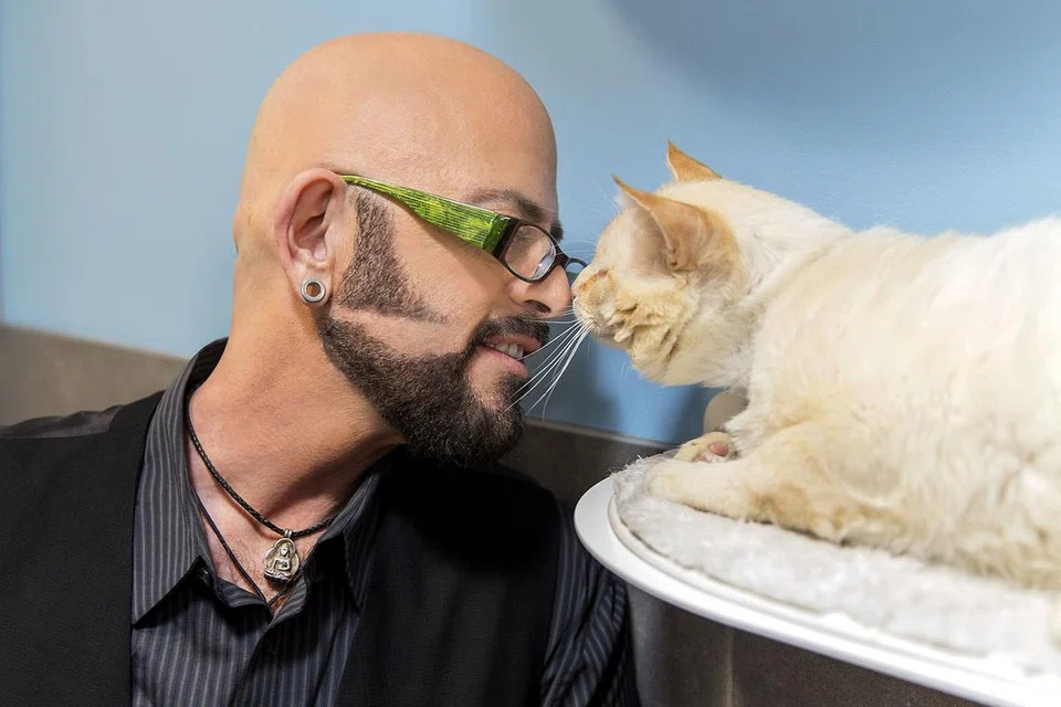UBAH SUAI BUAT KUCING TERSAYANG: Pakar tingkah laku kucing dan pengacara rancangan realiti My Cat From Hell di saluran Animal Planet, Jackson Galaxy, memberi panduan tentang cara mengubah suai ruang rumah bagi memenuhi keperluan kucing pemeliharaan dalam buku terbarunya, Catify to Satisfy. - Foto ANIMAL PLANET