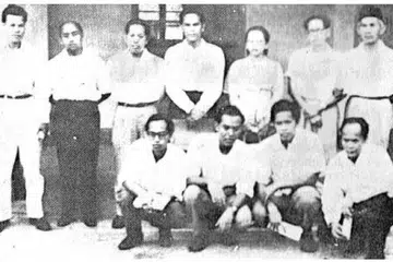 BARISAN PERINTIS: Dibentuk pada 8 Julai 1956 - Jawatankuasa Pertama Perkumpulan Seni dan beberapa tokoh seni: (Berdiri dari kiri) Bani Buang, Mansor Fadzal, Asraf Hj Abdul Wahab (jawatankuasa), Abdullah Salehy (setiausaha dua), Fatimah Murad (bendahari), Cikgu Mahmud Ahmad (pengerusi perjumpaan), Pak Zubir Said (jawatankuasa); (duduk dari kiri) Abdul Ghani Hamid (ketua dua), Hussein Jahidin (setiausaha satu), Usman Awang (jawatankuasa) dan Dahari Jar (jawatankuasa). Tiada dalam gambar ialah H. M. Rohaizat (ketua satu).