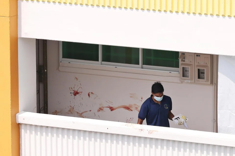 Darah dapat dilihat pada dinding di luar sebuah unit di tingkat 10, Blok
803, Yishun Ring Road pada 27 Julai, susulan kejadian membunuh yang meragut nyawa mangsa berusia 35 tahun.