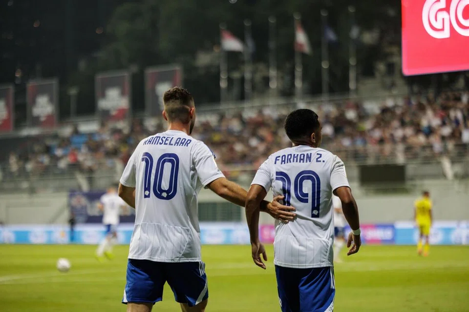 Bart Ramselaar (kiri) dan Farhan Zulkifli (kanan) bergandingan kemas sebelum mencipta ruang buat gol kedua Ilhan Fandi.