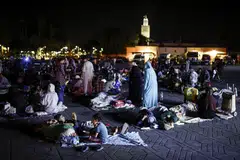 BERAMAI-RAMAI TIDUR DI JALANAN: Banyak keluarga dalam ketakutan rumah mereka pula yang akan dilanda bencana lantas lebih selesa tidur di jalanan beramai-ramai di dataran Jeema El Fna di Marrakesh, susuli gempa bumi dahsyat di Maghribi pada Jumaat.