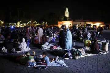 BERAMAI-RAMAI TIDUR DI JALANAN: Banyak keluarga dalam ketakutan rumah mereka pula yang akan dilanda bencana lantas lebih selesa tidur di jalanan beramai-ramai di dataran Jeema El Fna di Marrakesh, susuli gempa bumi dahsyat di Maghribi pada Jumaat.