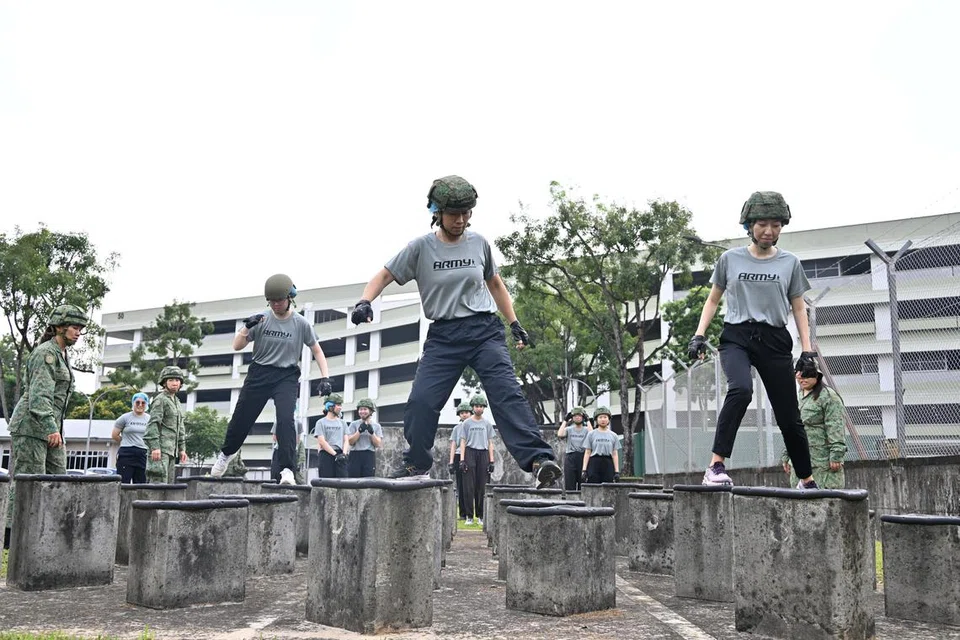 MENCABAR: Peserta mencabar keyakinan diri melalui kegiatan balapan berhalangan standard atau Standard Obstacle Course (SOC), di mana para peserta antara lain, dikehendaki memanjat.
