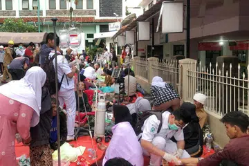 RAWAT MANGSA: Pekerja perubatan merawat mangsa di luar bangunan hospital selepas gempa bumi melanda Cianjur, wilayah Jawa Barat, Indonesia.