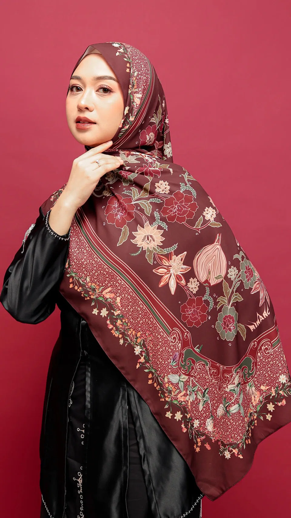 Salah satu tudung dalam koleksi Sajian Singapura yang diilhamkan lauk masak merah.