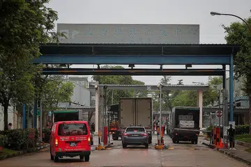DIBUKA SEMULA SEMALAM: Agensi Makanan Singapura (SFA) menggesa semua penyewa, pekerja dan peniaga agar mematuhi langkah-langkah pengurusan semasa di PPWC untuk menjaga keselamatan orang ramai. - Foto BH oleh JASON QUAH
