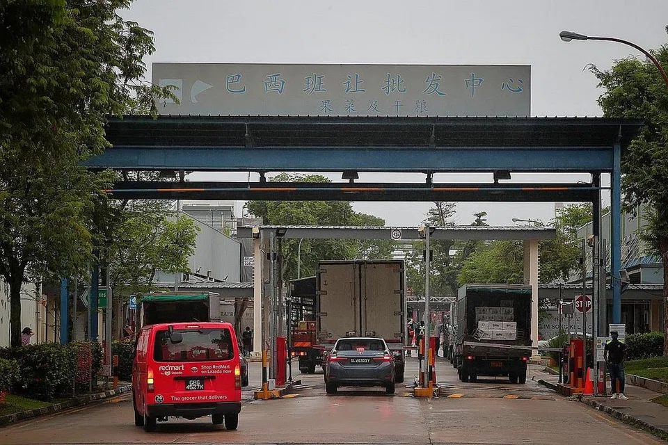 DIBUKA SEMULA SEMALAM: Agensi Makanan Singapura (SFA) menggesa semua penyewa, pekerja dan peniaga agar mematuhi langkah-langkah pengurusan semasa di PPWC untuk menjaga keselamatan orang ramai. - Foto BH oleh JASON QUAH