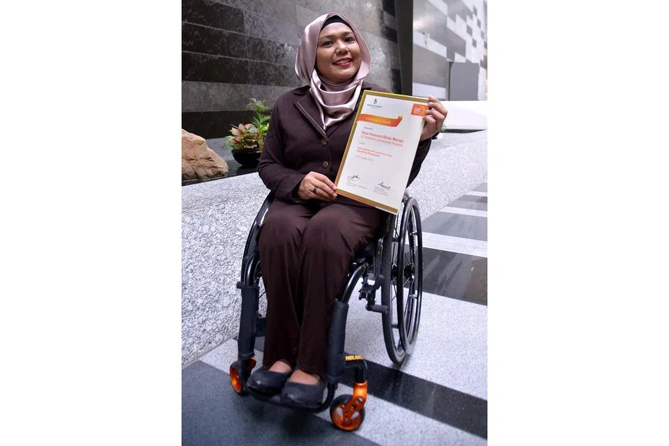 CIK NOOR KESUMA: Ibu empat anak yang berkhidmat sebagai pembantu pesakit di Hospital Masyarakat St Andrew's ini memandu dari rumahnya ke Akademi PSB dua kali seminggu untuk menghadiri kelasnya yang berlangsung dari 7 hingga 9 malam. - Foto SHAKIR SAIFUDDIN