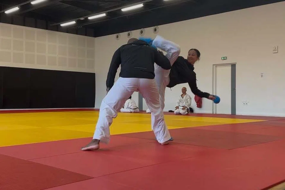 Atlet karate Singapura, Marissa Hafezan (kanan), gigih berlatih bagi memantapkan teknik, taktikal serta aspek bertarung menjelang cabaran di Sukan Asia 2026.