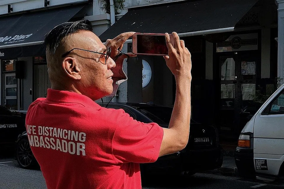 SERONOK BEKERJA: Ahmad Kassan yang suka berjumpa orang ramai menganggap tugas sebagai SDA sebagai unik. Ia hanya ada pada tempoh pandemik. 
