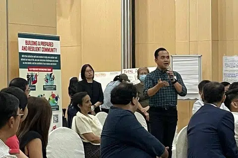 Sebelum menggalas peranan sebagai Duta Pendidikan Nasional (NE) sejak lewat 2025, pencipta kandungan dan hos, Encik Fauzi Aziz (kanan, berdiri), pernah berkhidmat sebagai anggota Majlis Penasihat Perhubungan Masyarakat dalam Pertahanan (Accord) dari 2022 hingga 2024, di mana beliau terlibat dalam usaha melibatkan pelbagai pihak berkepentingan bagi memperkukuh hubungan masyarakat dalam bidang pertahanan.