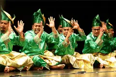 BERI PENGHORMATAN: Kumpulan dikir barat 22 Andir Purba dan Pak Nobat menyampaikan persembahan yang digubah pelopor seni dikir barat Singapura, Allahyarham Zaidy Nandir, di majlis pembukaan Pesta Penulis Singapura (SWF) tahun ini.
