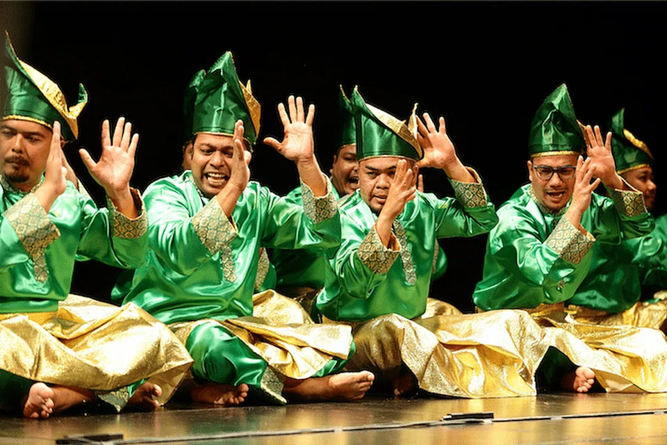 BERI PENGHORMATAN: Kumpulan dikir barat 22 Andir Purba dan Pak Nobat menyampaikan persembahan yang digubah pelopor seni dikir barat Singapura, Allahyarham Zaidy Nandir, di majlis pembukaan Pesta Penulis Singapura (SWF) tahun ini.