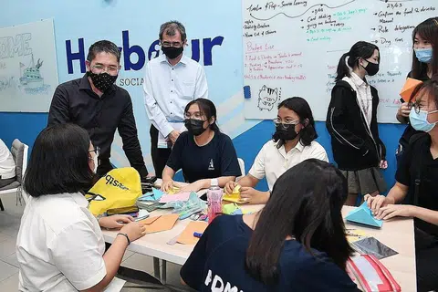 BERINTERAKSI DENGAN PELAJAR: Dr Maliki Osman (baju hitam) berinteraksi dengan pelajar di Sekolah Menengah Admiralty yang menyertai program 'Gear-Up'. - Foto BH oleh KHALID BABA